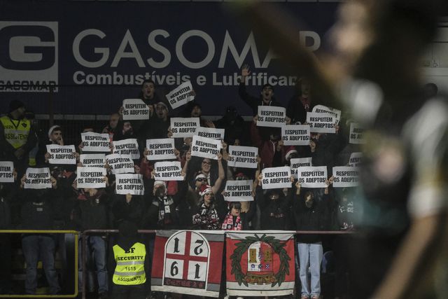 Adeptos do Caldas protestaram contra a mudança do jogo para Torres Vedras - FOTO CARLOS BARROSO/LUSA