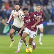 Luís Guilherme, do West Ham, em ação contra o Liverpool