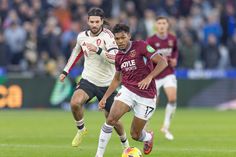 Luís Guilherme, do West Ham, em ação contra o Liverpool