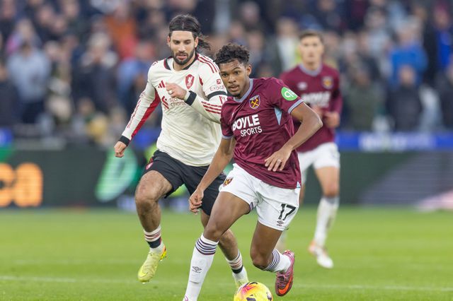 Luís Guilherme, do West Ham, em ação contra o Liverpool