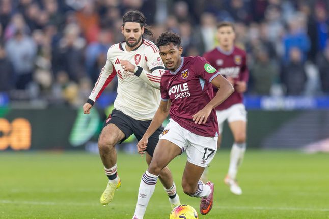 Luís Guilherme, do West Ham, em ação contra o Liverpool