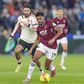 Luís Guilherme, do West Ham, em ação contra o Liverpool