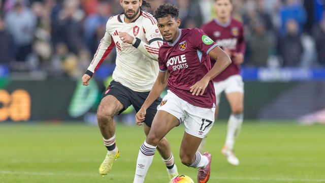 Luís Guilherme, do West Ham, em ação contra o Liverpool