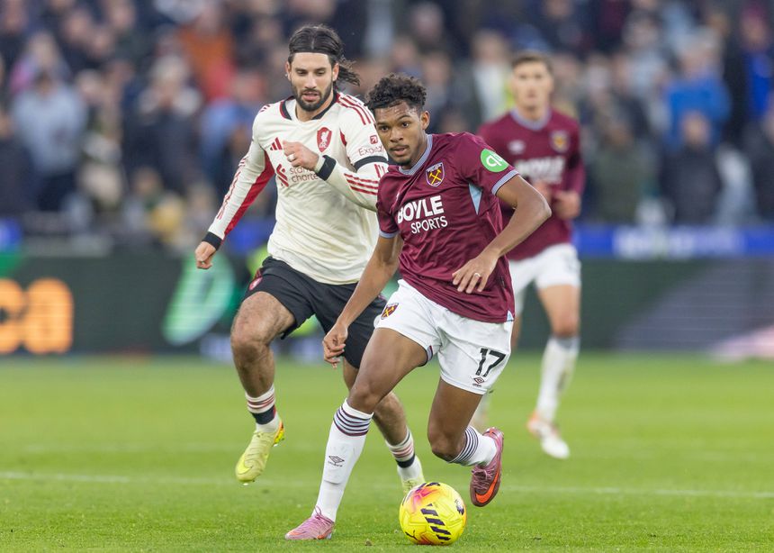 Luís Guilherme, do West Ham, em ação contra o Liverpool