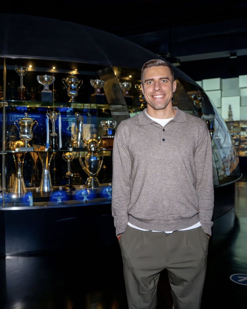 Bednarek visitou museu do FC Porto — FOTO: FC Porto