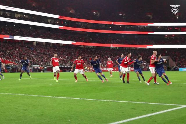 Benfica mostra novo ângulo do lance que valeu penálti sobre Otamendi