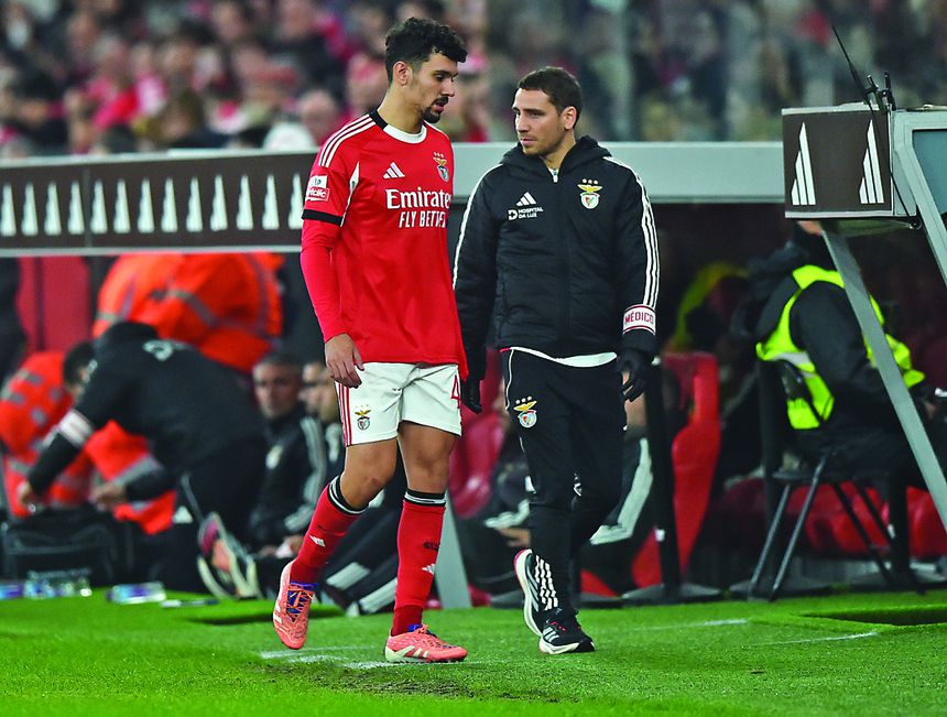 Tomás Araújo foi substituído aos 55 minutos do jogo com o Famalicão — Foto: Miguel Nunes