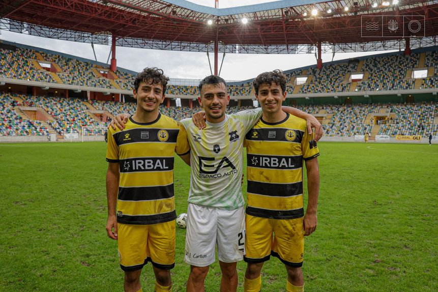 O abraço entre Diogo Sancho, Pedro Sancho e Francisco Sancho depois do inusitado duelo em família. Fotografia: Beira-Mar