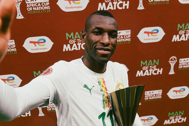 Nicolas Jackson com o prémio de melhor em campo - Foto: @CAF_Online