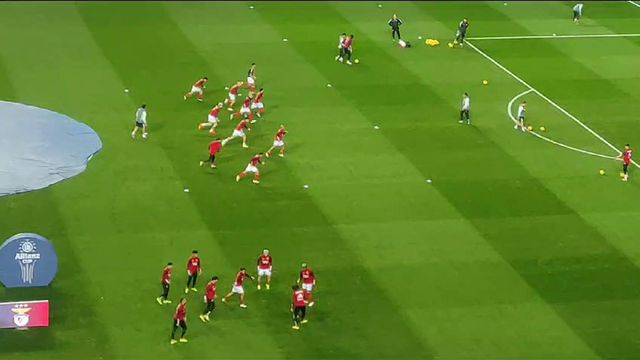 Os jogadores do Benfica já aquecem no relvado do Muncipal de Leiria