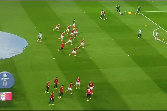 Os jogadores do Benfica já aquecem em Leiria