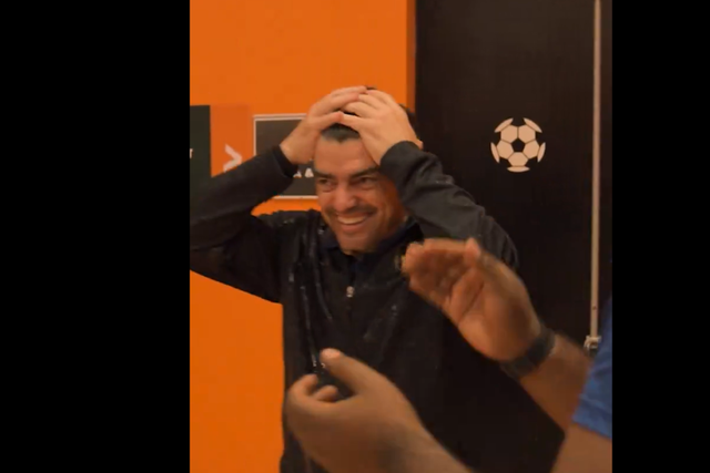 VÍDEO: Pedro Gonçalves não escapa a banho na festa angolana