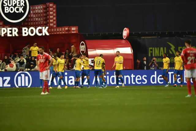 A formiga amarela e a cigarra vermelha: crónica do Benfica-Estoril