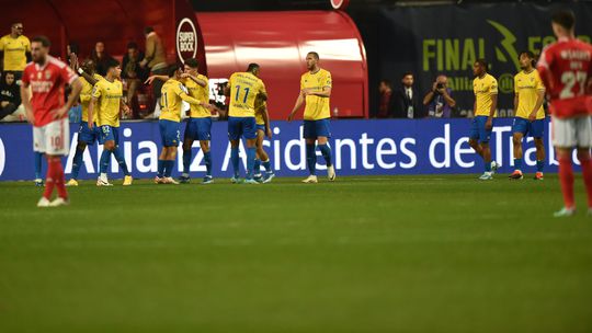 A formiga amarela e a cigarra vermelha: crónica do Benfica-Estoril