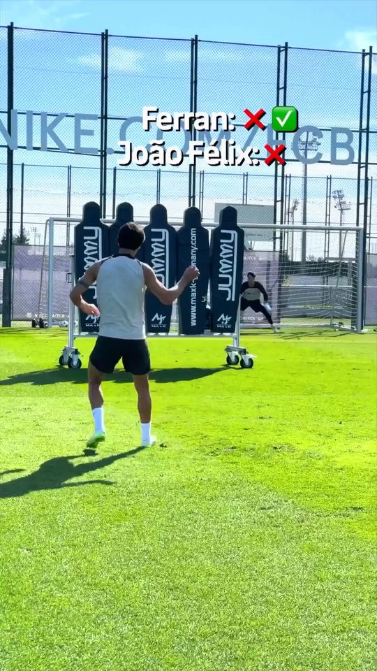 João Félix perde desafio de livres... com Cancelo a ver