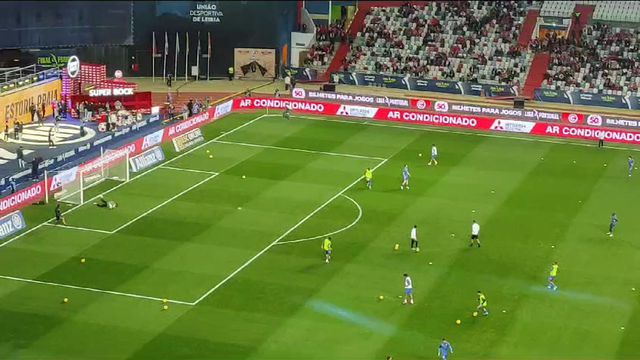 A equipa do Estoril aquece no relvado