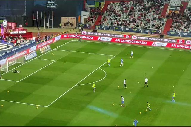 A equipa do Estoril aquece no relvado