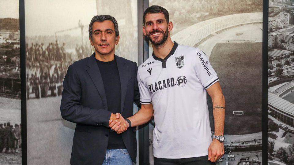 Mercado (oficial): Nélson Oliveira é reforço do Vitória de Guimarães