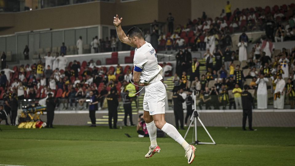 VÍDEOS: fãs de Ronaldo invadem hotel do Al Nassr após adiamento de jogos na China