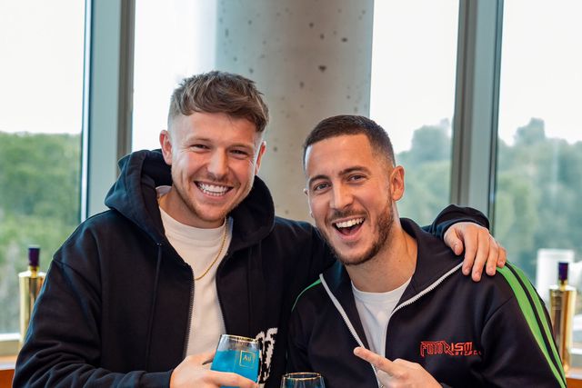 Hazard reencontra apanha-bolas que pontapeou há 11 anos