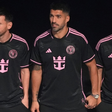 Puro luxo: Messi apresenta nova camisola do Inter Miami em cruzeiro (vídeos)