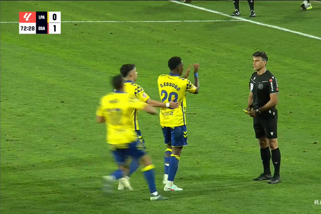 VÍDEO: médio do Sporting de cabeça perdida no Las Palmas-Osasuna