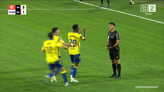 VÍDEO: médio do Sporting de cabeça perdida no Las Palmas-Osasuna