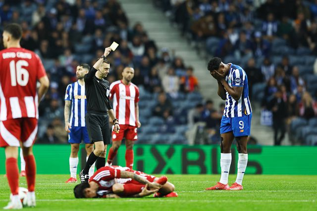 Clément Turpin mostra cartão amarelo a Samu