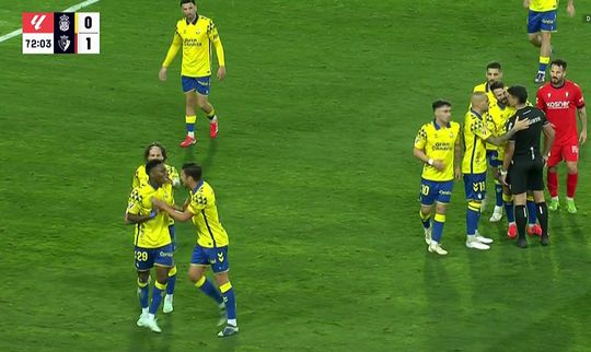 VÍDEO: médio do Sporting de cabeça perdida no Las Palmas-Osasuna