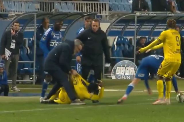 Treinador expulso por arrastar jogador adversário para fora do relvado (vídeo)