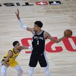 Tyrese Haliburton, dos Pacers, atento à ação de esrela dos Spurs Victor Wembanyama