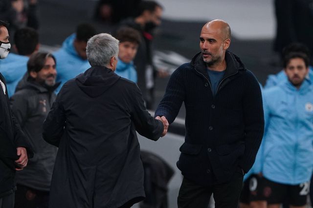 José Mourinho e Pep Guardiola a cumprimentarem-se no dérbi de Manchester