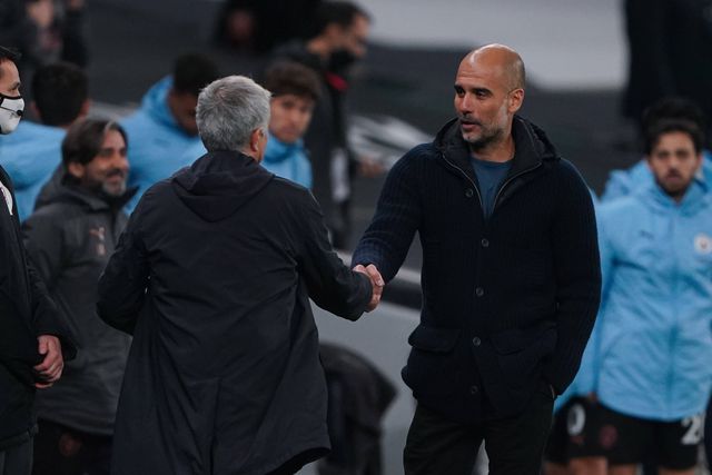 José Mourinho e Pep Guardiola a cumprimentarem-se no dérbi de Manchester