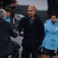 José Mourinho e Pep Guardiola a cumprimentarem-se no dérbi de Manchester
