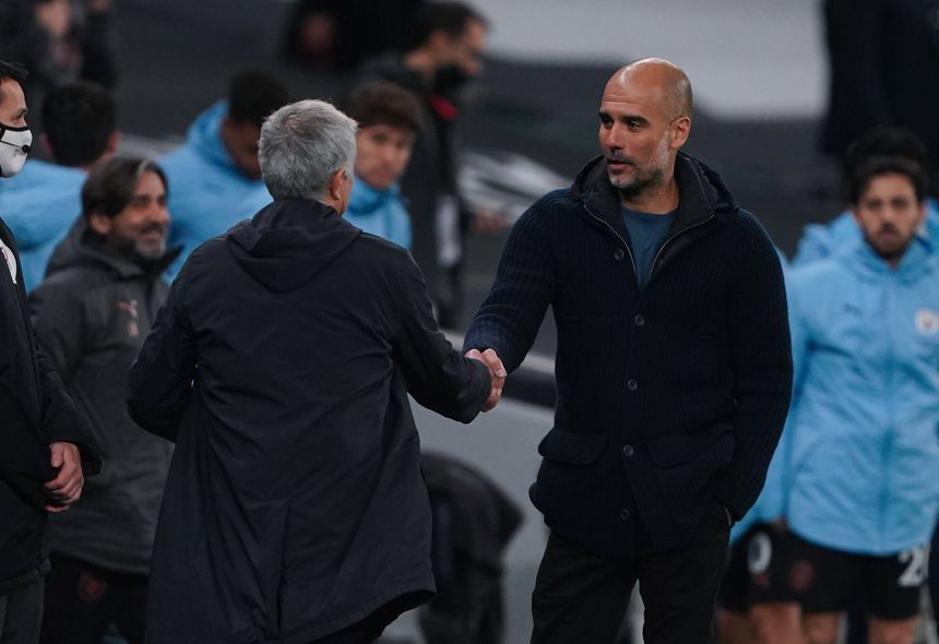 José Mourinho e Pep Guardiola a cumprimentarem-se no dérbi de Manchester