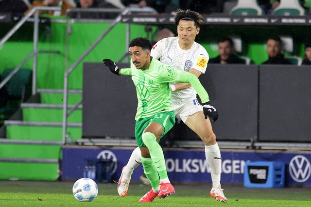 Tiago Tomás a tentar manter a posse de bola, apesar da pressão do adversário