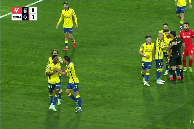 VÍDEO: Essugo, de cabeça perdida, é expulso, mas Las Palmas empata ao cair do pano