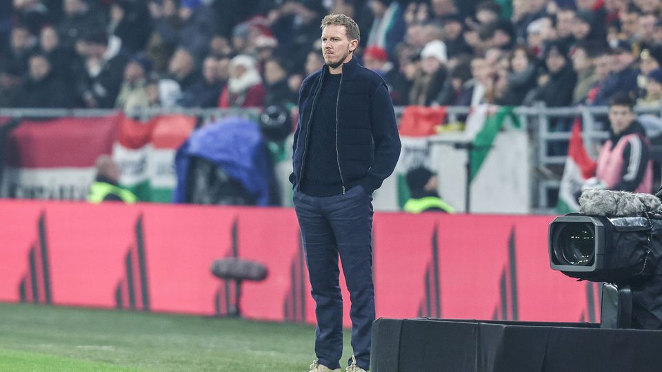 Julian Nagelsmann, selecionador alemão, de mãos nos bolos na área técnica no banco de suplentes