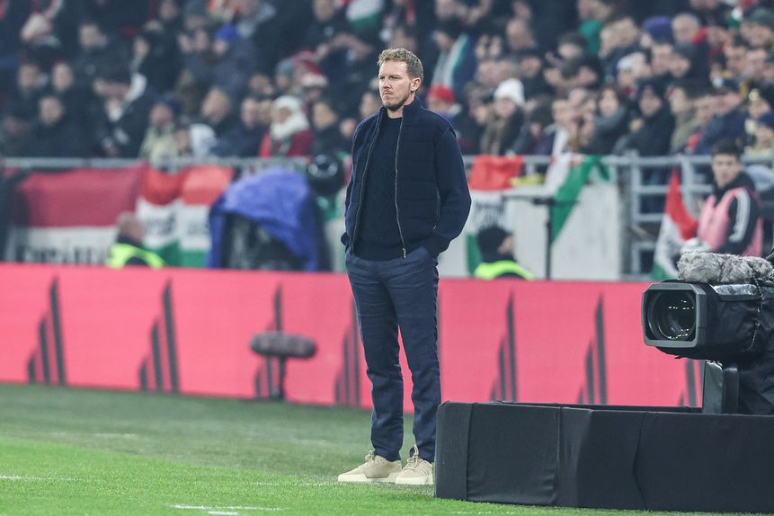 Julian Nagelsmann, selecionador alemão, de mãos nos bolos na área técnica no banco de suplentes