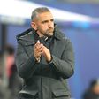 Rui Borges, treinador do Sporting, aplaude a partir do banco de suplentes