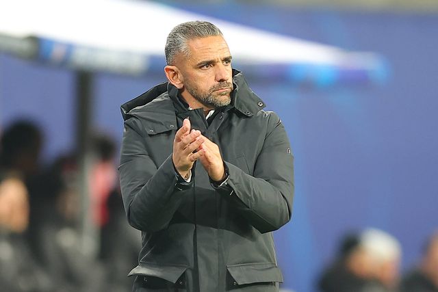 Rui Borges, treinador do Sporting, aplaude a partir do banco de suplentes