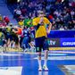 Jogador sueco desolado, com os brasileiros ao fundo a celebrar a vitória no jogo do Mundial de andebol