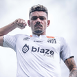 Tiquinho já com a camisola do Santos, de Pedro Caixinha, vestida