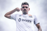 Tiquinho já com a camisola do Santos, de Pedro Caixinha, vestida