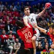 Kiko Costa remata entre dois defensores espanhóis