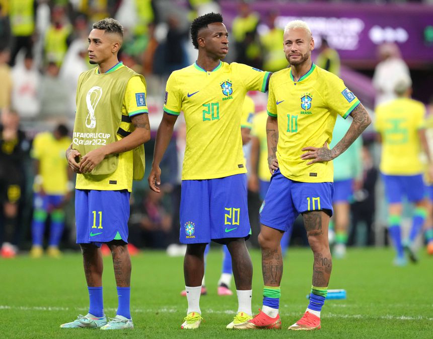 Raphinha, Vinícius e Neymar após a eliminação do Brasil do Mundial-2022