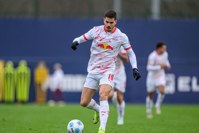 André Silva, avançado do RB Leipzig, conduz a bola em campo