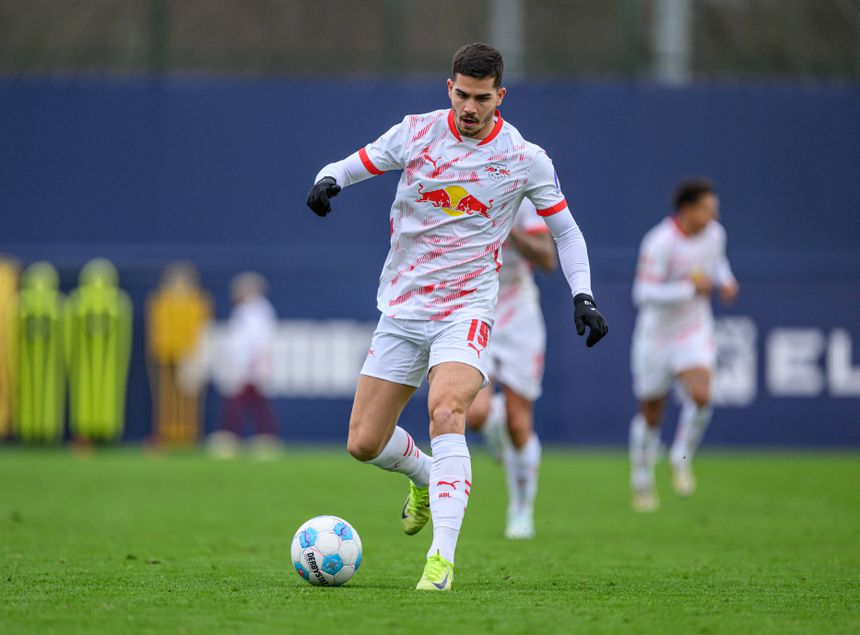 André Silva, avançado do RB Leipzig, conduz a bola em campo