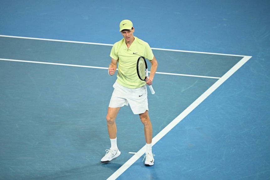 Jannik Sinner, número um do mundo, festeja qualificação para a final do Open da Austrália