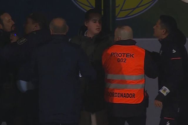 Vídeo: César Peixoto é expulso, 'pega-se' com fisioterapeuta do Arouca e GNR tem de intervir